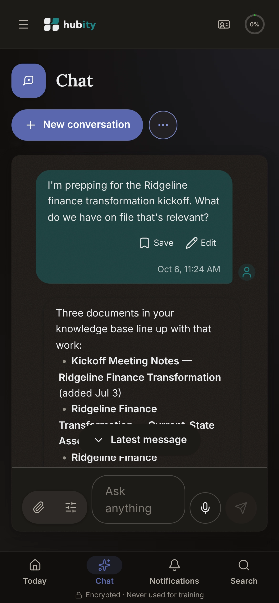 Une conversation en mode sombre où Hubity répond à une question et liste les documents de l'entreprise qu'il a utilisés.